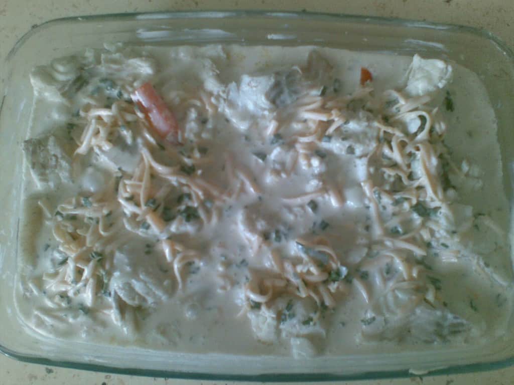 Dorsz w śmietanie ułożony w naczyniu