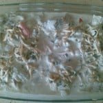 Dorsz w śmietanie ułożony w naczyniu