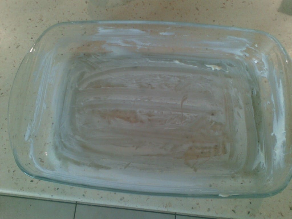 Naczynie żaroodporne wysmarowane masłem