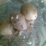 Ziemniaki posypujemy solą i siekanym czosnkiem