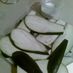 Solimy bakłażany aby usunąć gorycz