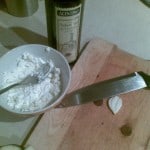 Dodajemy czosnek do sera