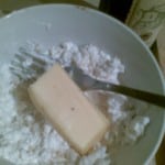 Jeśli ser jest chudy, dodajemy kawałek masła - będzie się lepiej lepić