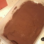 Posypujemy warstwę kremu kakao