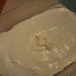 Przykrywamy biszkopty masą