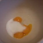 Ucieramy żółtka z cukrem